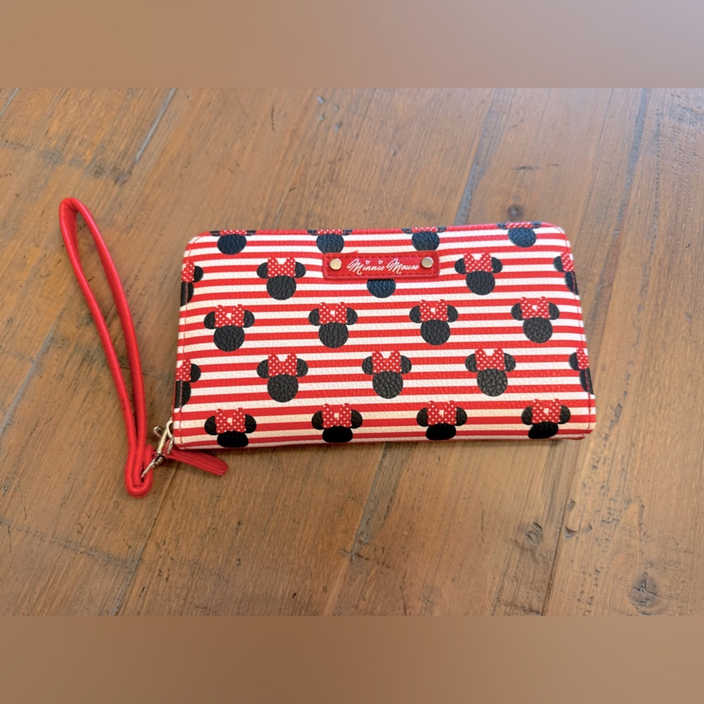Disney Minnie Mouse Red & White
Leather Wristlet Zip Wallet NWOT Limited
Edition